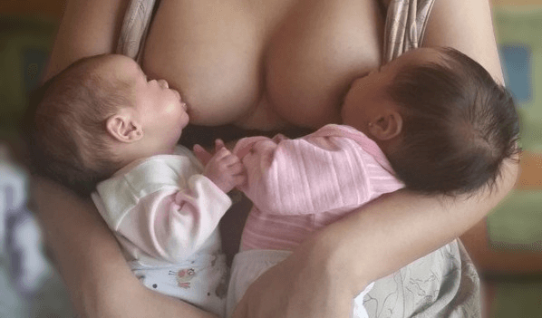 Como amamentar gêmeos? guia completo da mãe gemelar