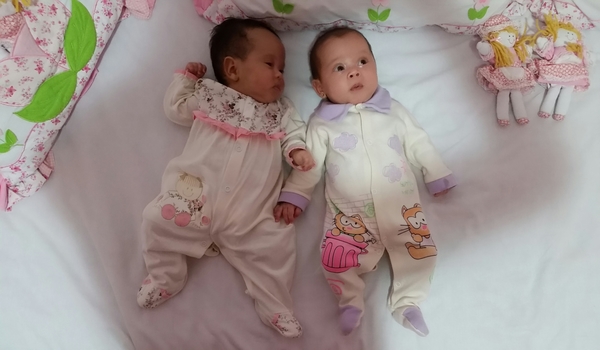 Gêmeos podem dormir juntos? veja o que dizem os estudos