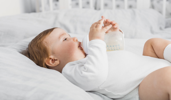 diferença entre fórmula infantil e composto lácteo, bebê